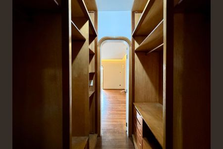 Apartamento à venda com 320m², 4 quartos e 4 vagasCloset Suíte 4