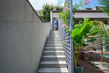 Casa para alugar com 332m², 5 quartos e 3 vagasEscada