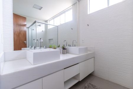 Casa à venda com 380m², 4 quartos e 2 vagasBanheiro da Suíte