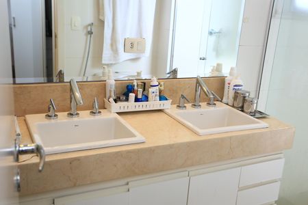 Apartamento à venda com 126m², 3 quartos e 3 vagasBanheiro da Suíte 2