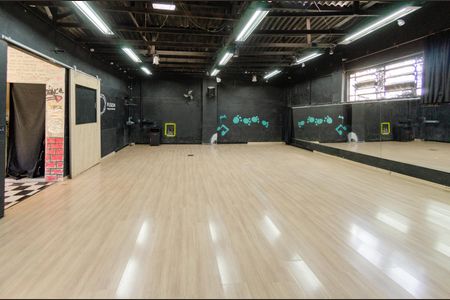 Casa à venda com 200m², 2 quartos e 8 vagas Casa à venda com 200m², 2 quartos e 8 vagasGalpão