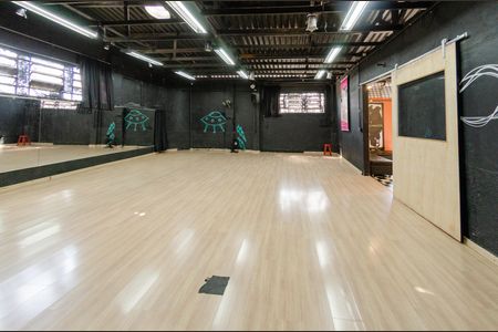 Casa à venda com 200m², 2 quartos e 8 vagas Casa à venda com 200m², 2 quartos e 8 vagasGalpão