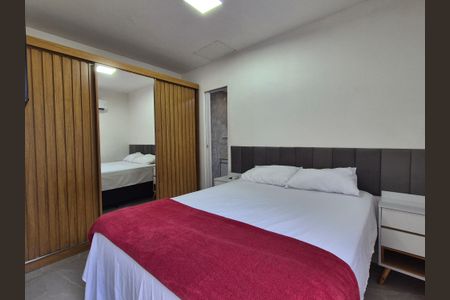 Suíte  de casa de condomínio para alugar com 2 quartos, 300m² em Vargem Pequena, Rio de Janeiro