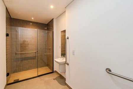 Banheiro de kitnet/studio para alugar com 1 quarto, 30m² em Centro Histórico, Porto Alegre