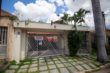 Casa para alugar com 334m², 3 quartos e 3 vagas Casa para alugar com 334m², 3 quartos e 3 vagasFachada