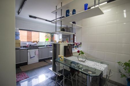 Casa para alugar com 334m², 3 quartos e 3 vagas Casa para alugar com 334m², 3 quartos e 3 vagasCozinha