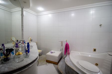 Casa para alugar com 334m², 3 quartos e 3 vagas Casa para alugar com 334m², 3 quartos e 3 vagasBanheiro da Suíte