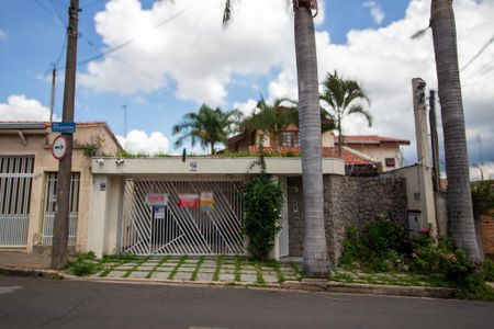 Casa para alugar com 334m², 3 quartos e 3 vagas Casa para alugar com 334m², 3 quartos e 3 vagasFachada