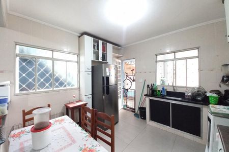 Casa à venda com 214m², 3 quartos e 3 vagasCozinha 