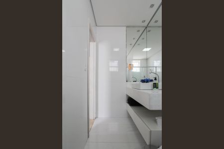 Casa à venda com 360m², 4 quartos e 3 vagasBanheiro da Suíte 2