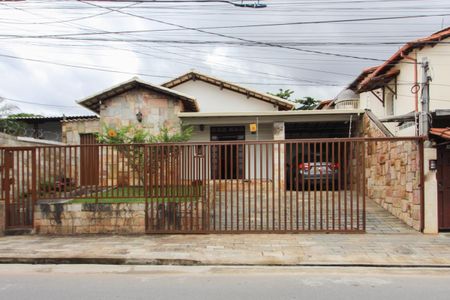 Casa à venda com 360m², 4 quartos e 3 vagasFachada