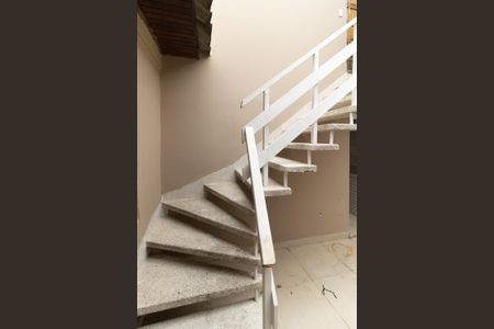 Casa para alugar com 97m², 2 quartos e 1 vagaEscada