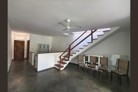 Sala de casa de condomínio à venda com 2 quartos, 140m² em Itanhangá, Rio de Janeiro