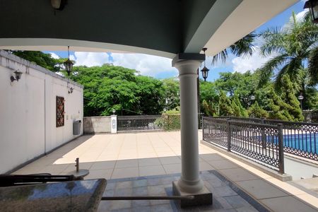 Casa de condomínio à venda com 1000m², 4 quartos e 5 vagas Casa de condomínio à venda com 1000m², 4 quartos e 5 vagasQuintal