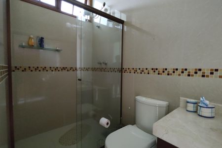 Casa de condomínio à venda com 1000m², 4 quartos e 5 vagas Casa de condomínio à venda com 1000m², 4 quartos e 5 vagasBanheiro da Suíte 2