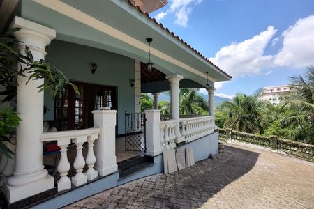 Casa de condomínio à venda com 1000m², 4 quartos e 5 vagas Casa de condomínio à venda com 1000m², 4 quartos e 5 vagasFachada