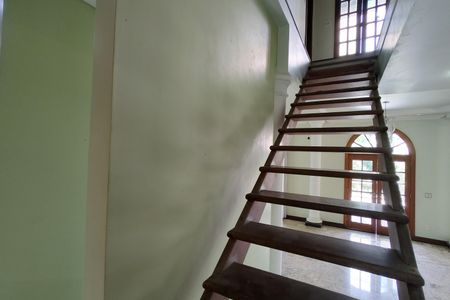 Casa de condomínio à venda com 1000m², 4 quartos e 5 vagas Casa de condomínio à venda com 1000m², 4 quartos e 5 vagasEscada