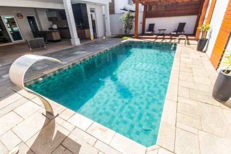 Casa de condomínio para alugar com 320m², 4 quartos e 2 vagas Casa de condomínio para alugar com 320m², 4 quartos e 2 vagasPiscina