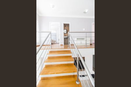 Casa de condomínio para alugar com 320m², 4 quartos e 2 vagas Casa de condomínio para alugar com 320m², 4 quartos e 2 vagasEscada