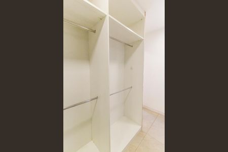 Casa de condomínio para alugar com 320m², 4 quartos e 2 vagas Casa de condomínio para alugar com 320m², 4 quartos e 2 vagasCloset da suíte