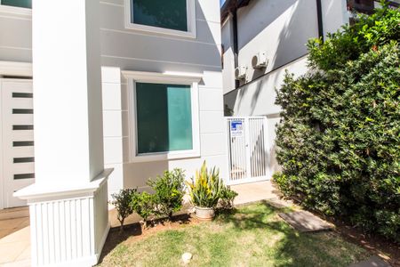 Casa de condomínio para alugar com 320m², 4 quartos e 2 vagas Casa de condomínio para alugar com 320m², 4 quartos e 2 vagasVista da Rua