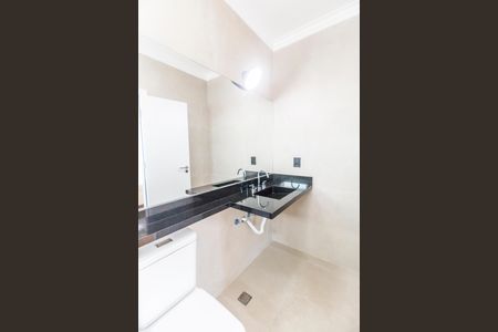 Casa de condomínio para alugar com 320m², 4 quartos e 2 vagas Casa de condomínio para alugar com 320m², 4 quartos e 2 vagasBanheiro da Suíte