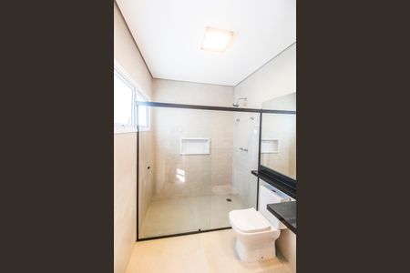 Casa de condomínio para alugar com 320m², 4 quartos e 2 vagas Casa de condomínio para alugar com 320m², 4 quartos e 2 vagasBanheiro da Suíte