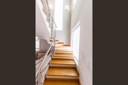 Casa de condomínio para alugar com 320m², 4 quartos e 2 vagas Casa de condomínio para alugar com 320m², 4 quartos e 2 vagasEscada