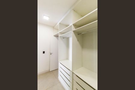 Casa de condomínio para alugar com 320m², 4 quartos e 2 vagas Casa de condomínio para alugar com 320m², 4 quartos e 2 vagasCloset da suíte