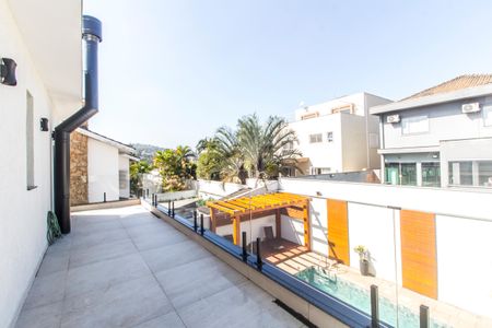 Casa de condomínio para alugar com 320m², 4 quartos e 2 vagas Casa de condomínio para alugar com 320m², 4 quartos e 2 vagasVaranda