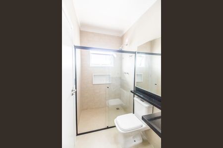 Casa de condomínio para alugar com 320m², 4 quartos e 2 vagas Casa de condomínio para alugar com 320m², 4 quartos e 2 vagasBanheiro da Suíte