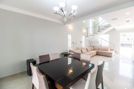 Casa de condomínio para alugar com 320m², 4 quartos e 2 vagas Casa de condomínio para alugar com 320m², 4 quartos e 2 vagasSala