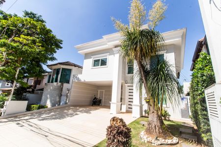 Casa de condomínio para alugar com 320m², 4 quartos e 2 vagas Casa de condomínio para alugar com 320m², 4 quartos e 2 vagasVista da Rua