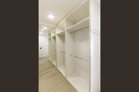Casa de condomínio para alugar com 320m², 4 quartos e 2 vagas Casa de condomínio para alugar com 320m², 4 quartos e 2 vagasCloset da suíte
