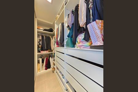 Apartamento à venda com 200m², 4 quartos e 2 vagas Apartamento à venda com 200m², 4 quartos e 2 vagasCloset do quarto 2