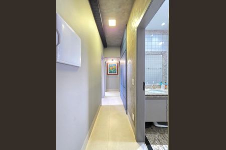 Apartamento à venda com 200m², 4 quartos e 2 vagas Apartamento à venda com 200m², 4 quartos e 2 vagasCorredor e Roupeiro