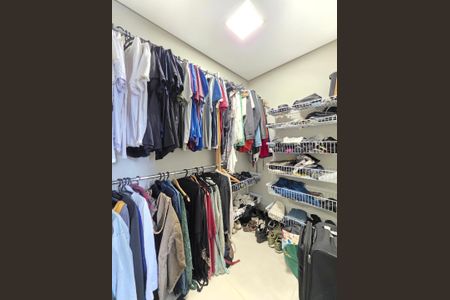 Apartamento à venda com 200m², 4 quartos e 2 vagas Apartamento à venda com 200m², 4 quartos e 2 vagasCloset