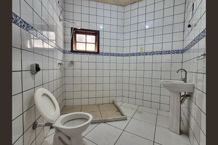 Banheiro  de casa de condomínio para alugar com 1 quarto, 55m² em Vargem Pequena, Rio de Janeiro