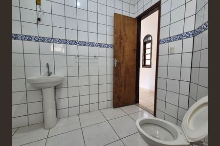 Banheiro  de casa de condomínio para alugar com 1 quarto, 55m² em Vargem Pequena, Rio de Janeiro