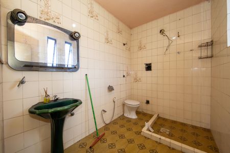 Casa à venda com 282m², 4 quartos e 6 vagasBANHEIRO1