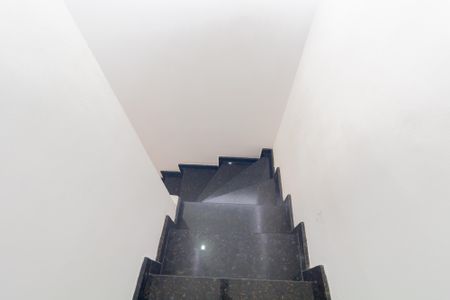 Casa de condomínio para alugar com 52m², 2 quartos e 2 vagasEscada