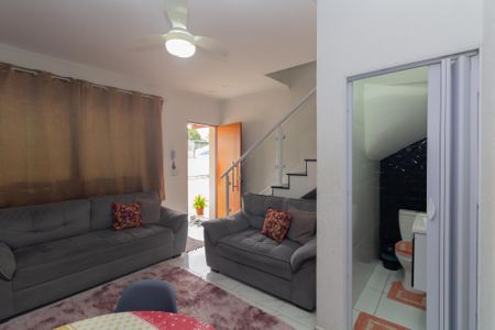 Casa de condomínio para alugar com 52m², 2 quartos e 2 vagasSala