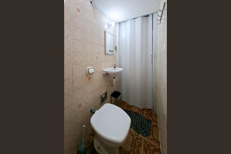 Banheiro  de apartamento para alugar com 1 quarto, 4m² em Vila Tupi, Praia Grande