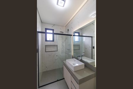 Casa de condomínio à venda com 340m², 5 quartos e 4 vagas Casa de condomínio à venda com 340m², 5 quartos e 4 vagasBanheiro da Suíte 02