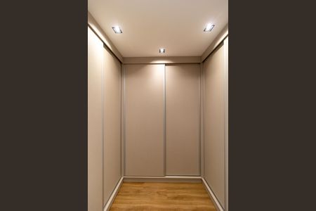 Casa de condomínio à venda com 340m², 5 quartos e 4 vagas Casa de condomínio à venda com 340m², 5 quartos e 4 vagasCloset da Suíte 04