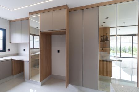 Casa de condomínio à venda com 340m², 5 quartos e 4 vagas Casa de condomínio à venda com 340m², 5 quartos e 4 vagasCozinha