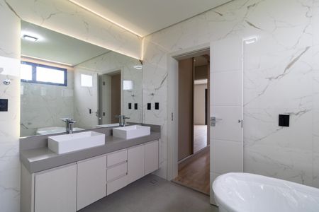 Casa de condomínio à venda com 340m², 5 quartos e 4 vagas Casa de condomínio à venda com 340m², 5 quartos e 4 vagasBanheiro da Suíte 04