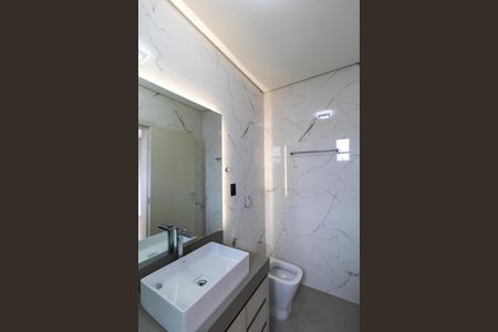 Casa de condomínio à venda com 340m², 5 quartos e 4 vagas Casa de condomínio à venda com 340m², 5 quartos e 4 vagasBanheiro da Suíte 02