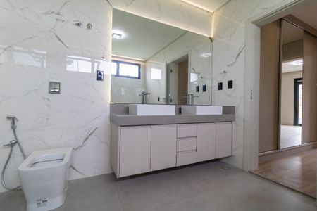 Casa de condomínio à venda com 340m², 5 quartos e 4 vagas Casa de condomínio à venda com 340m², 5 quartos e 4 vagasBanheiro da Suíte 04
