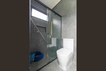 Casa de condomínio à venda com 340m², 5 quartos e 4 vagas Casa de condomínio à venda com 340m², 5 quartos e 4 vagasPiscina - Banheiro Social